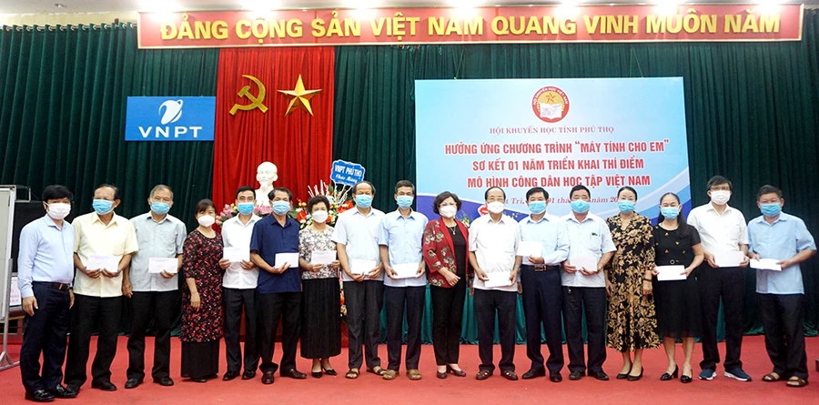 Lãnh đạo Hội Khuyến học tỉnh khen thưởng các cán bộ khuyến học tiêu biểu