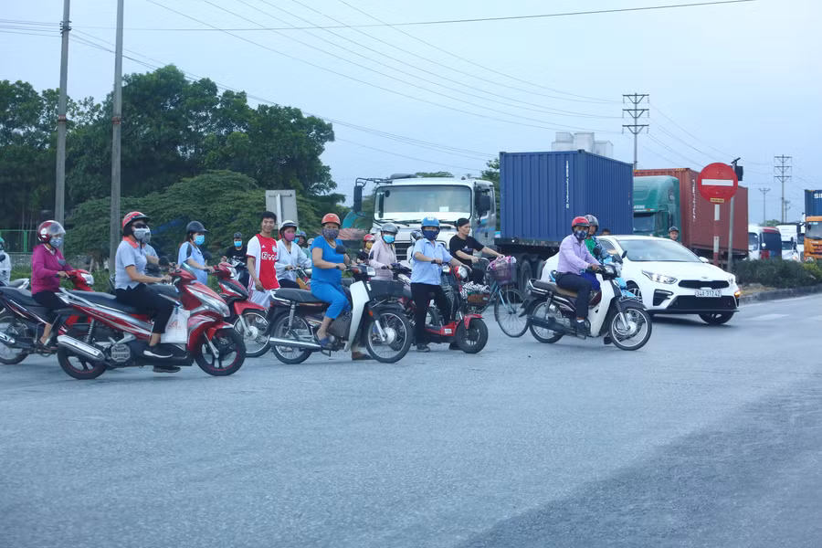 Quốc lộ 5 có mật độ giao thông cao nhưng người dân vẫn phải bất chấp nguy hiểm băng qua đường (ảnh chụp chiều 25/7)