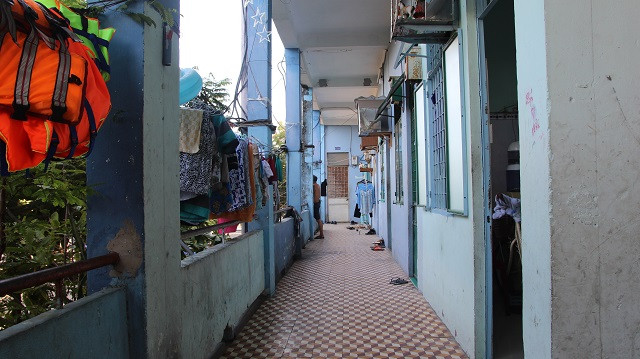 Theo niên hạn, đến năm 2021 sẽ có phương án xử lí, trong khi hàng trăm hộ dân phải chịu cảnh xuống cấp, ô nhiễm.