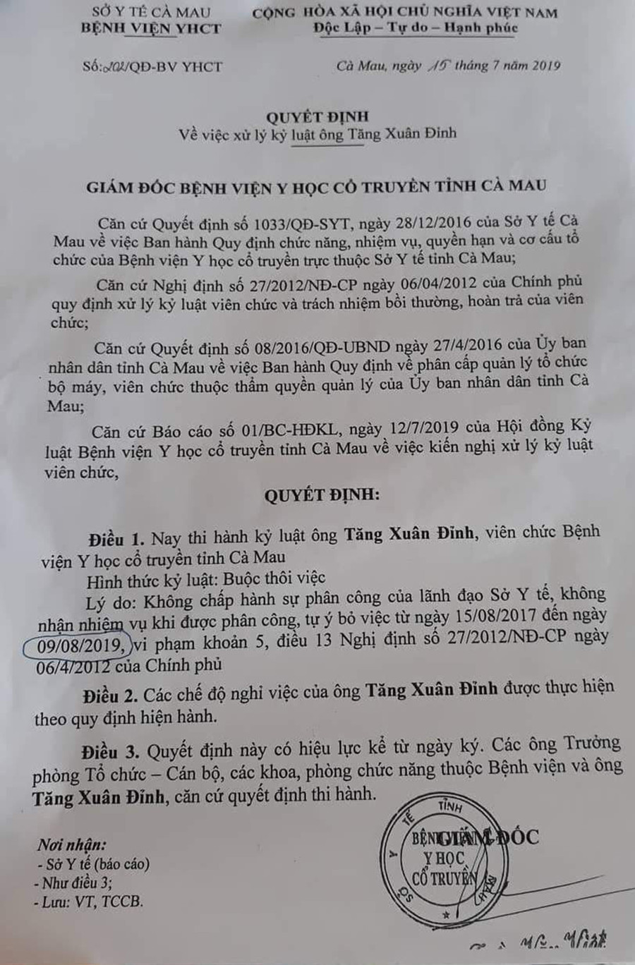 Quyết định do ông Trần Văn Việt - Giám đốc Bệnh viện Y học cổ truyền tỉnh Cà Mau ký xử lý kỷ luật ông Tăng Xuân Đỉnh. Ảnh: V.T Quyết định do ông Trần Văn Việt - Giám đốc Bệnh viện Y học cổ truyền tỉnh Cà Mau ký xử lý kỷ luật ông Tăng Xuân Đỉnh. Ảnh: V.T