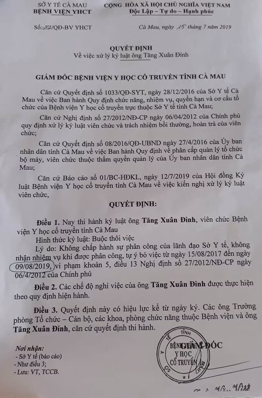 Quyết định do ông Trần Văn Việt - Giám đốc Bệnh viện Y học cổ truyền tỉnh Cà Mau ký xử lý kỷ luật ông Tăng Xuân Đỉnh. Ảnh: V.T