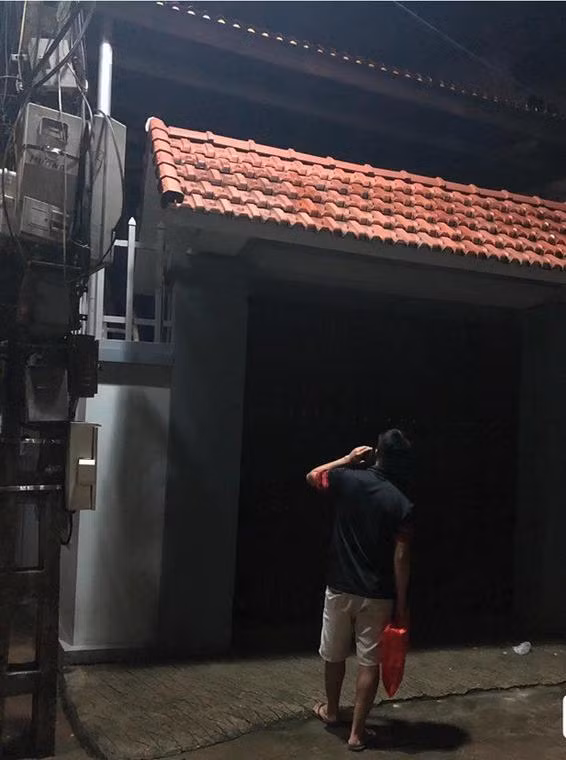 Chàng trai đứng thấp thỏm, ngó nghiêng trước nhà bạn gái.