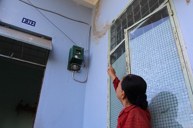 Bà Hà Thị Ái ngán ngẩm chỉ lên vết nứt mà gia đình vừa mua xi măng khắc phục.