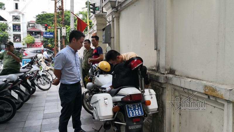 Lái xe Nguyễn Tùng Lâm làm việc với CSGT đội 1 Uống vui vài cốc bia trả giá