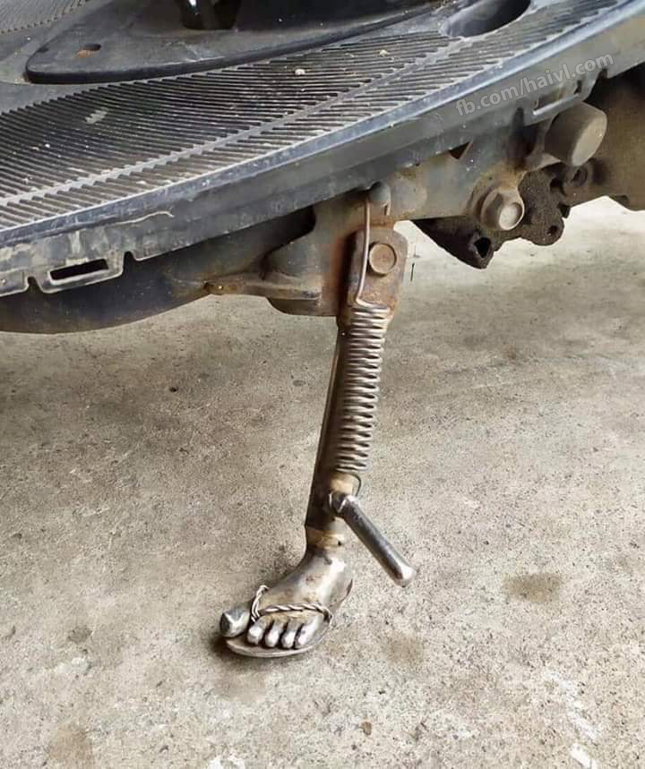 Đúng nghĩa chân chống.