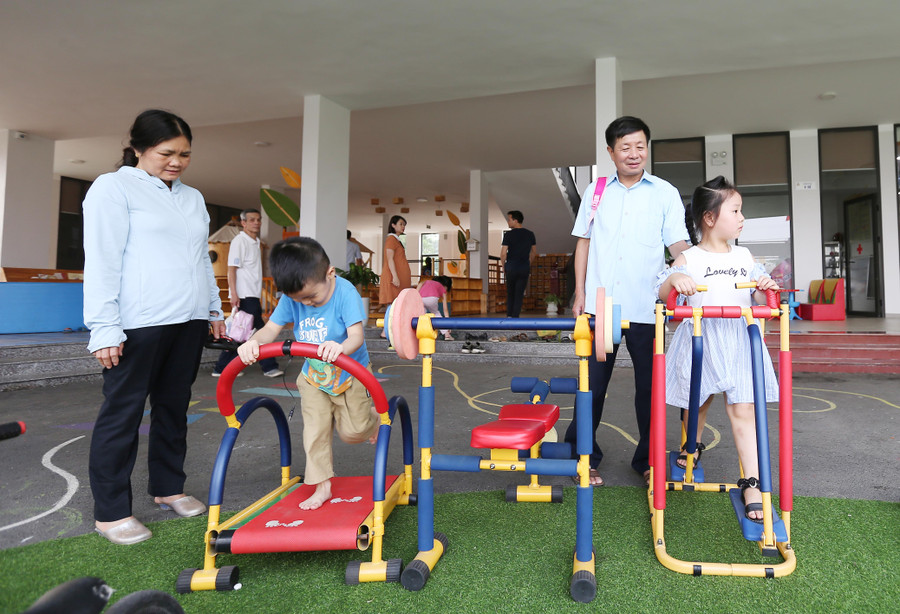 Gia đình, nhà trường cần tạo cơ hội để trẻ trải nghiệm. Ảnh: Thế Quang