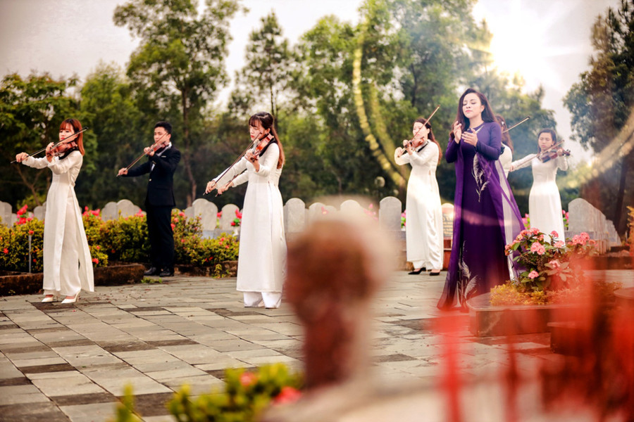 NSƯT Tố Nga và dàn nhạc giao hưởng tại Nghĩa trang Liệt sĩ Quốc gia Đường 9. Ảnh: Hữu Long