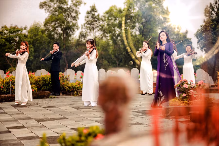 NSƯT Tố Nga và dàn nhạc giao hưởng tại Nghĩa trang Liệt sĩ Quốc gia Đường 9. Ảnh: Hữu Long