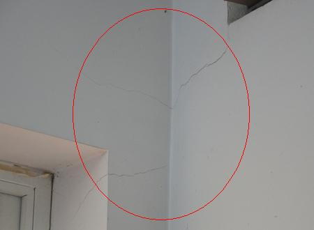 Tường nhà bị nứt dấu hiệu vận xui