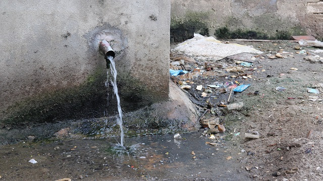 Nước thải sinh hoạt chảy tràn trực tiếp ra ngoài…