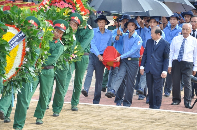 Lãnh đạo tỉnh Đồng Tháp đưa tiễn các anh hùng liệt sĩ về với đất mẹ