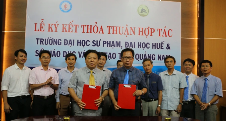 PGS.TS Lê Anh Phương – Hiệu trưởng Trường ĐHSP Huế cùng ông Hà Thanh Quốc – Giám đốc Sở GD&ĐT Quảng Nam ký kết thỏa thuận hợp tác đào tạo