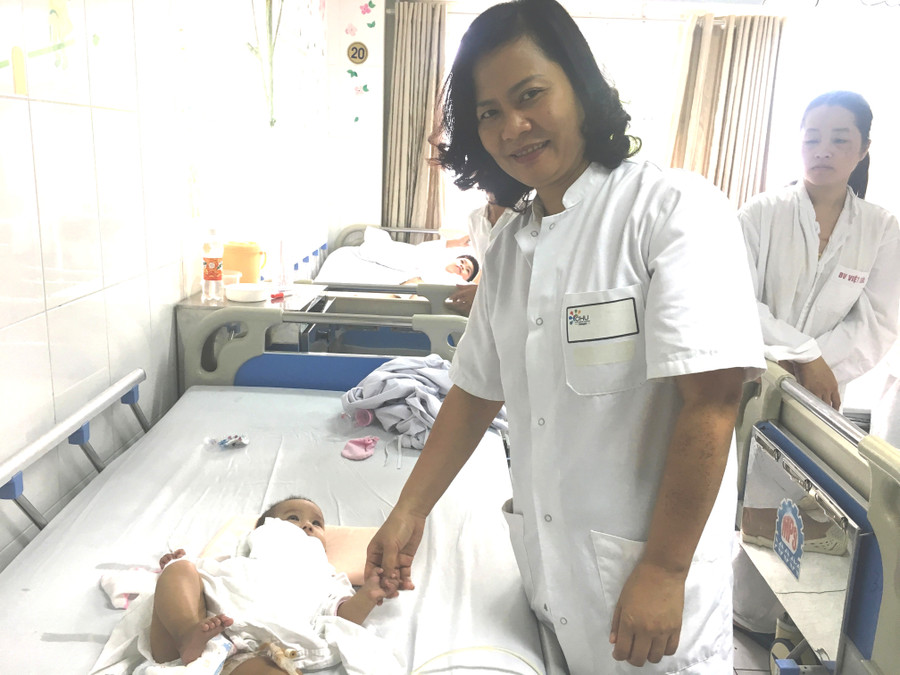 Tiến sĩ, bác sĩ Nguyễn Việt Hoa, theo dõi sức khỏe cho bệnh nhi. Tiến sĩ, bác sĩ Nguyễn Việt Hoa, theo dõi sức khỏe cho bệnh nhi.