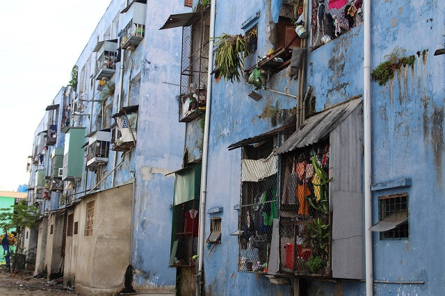 Vì diện tích chỉ 28m2, nhiều gia đình phải “tự ý” cơi nới, gây mất mỹ quan