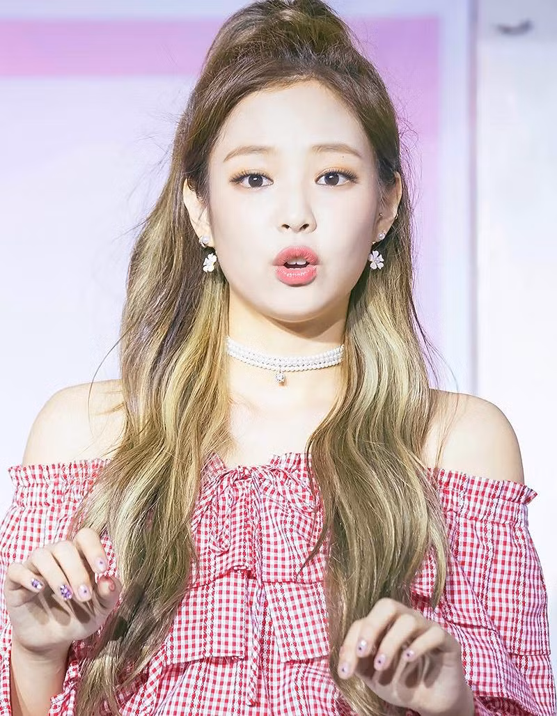 Jennie an toàn với ombre nâu vàng bạch kim