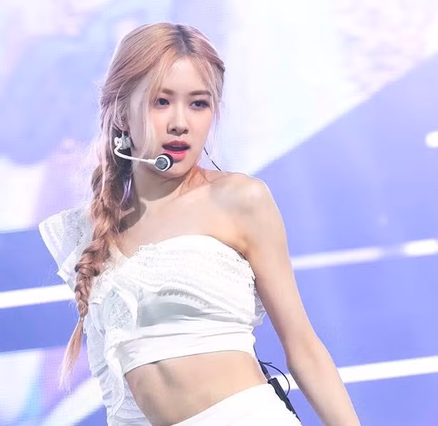 Làn da trắng sứ của Rosé (BlackPink) càng nổi bật hơn với màu tóc vàng bạch kim 