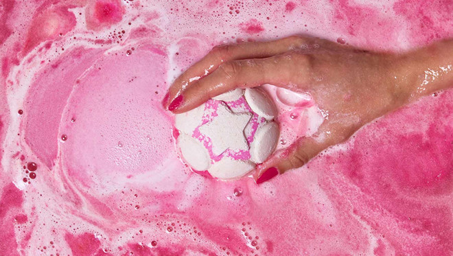 Bom tắm là một khối muối tắm được nén cùng tinh dầu và các nguyên liệu khác. Toc cua co gai Anh bong dung chuyen sang mau hong sau khi tam hinh anh 2