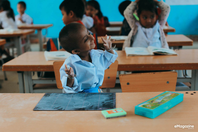 Chuyện cổ tích có thật về người thầy hiệu trưởng - “cha nuôi” của cậu bé tí hon 10 tuổi nặng 3,9 kg ảnh 13 Chuyện cổ tích có thật về người thầy hiệu trưởng - “cha nuôi” của cậu bé tí hon 10 tuổi nặng 3,9 kg ảnh 13