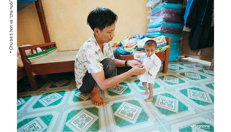 Chuyện cổ tích có thật về người thầy hiệu trưởng - cha nuôi của cậu bé tí hon 10 tuổi chỉ nặng 3,9 kg - Ảnh 6. Chuyện cổ tích có thật về người thầy hiệu trưởng - cha nuôi của cậu bé tí hon 10 tuổi chỉ nặng 3,9 kg - Ảnh 6.