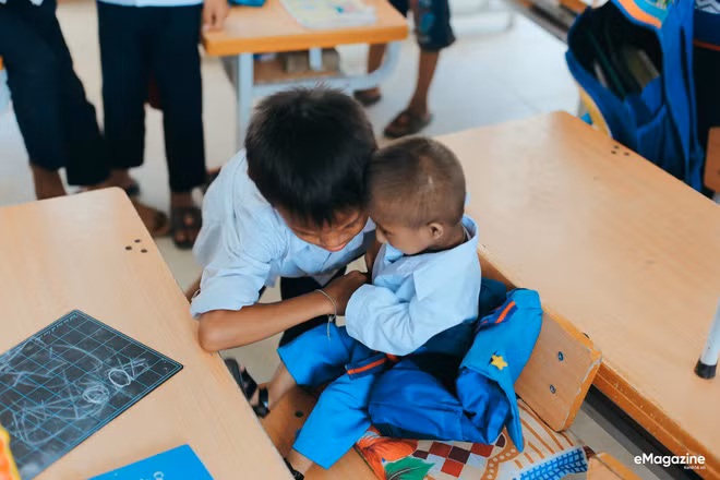 Chuyện cổ tích có thật về người thầy hiệu trưởng - “cha nuôi” của cậu bé tí hon 10 tuổi nặng 3,9 kg ảnh 14