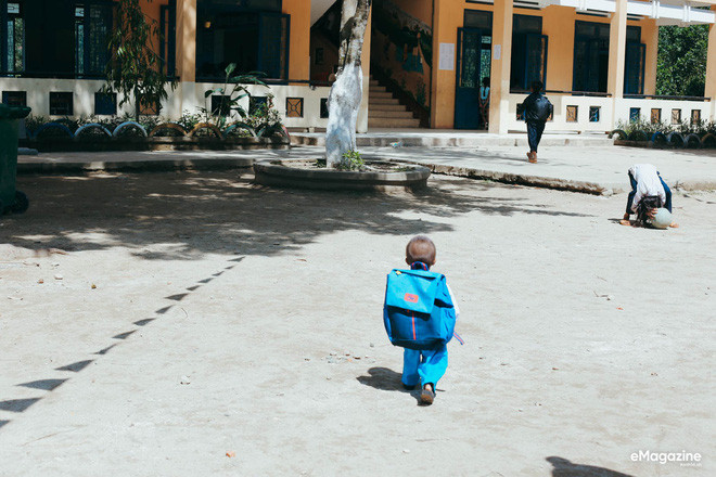 Chuyện cổ tích có thật về người thầy hiệu trưởng - “cha nuôi” của cậu bé tí hon 10 tuổi nặng 3,9 kg ảnh 6 Chuyện cổ tích có thật về người thầy hiệu trưởng - “cha nuôi” của cậu bé tí hon 10 tuổi nặng 3,9 kg ảnh 6