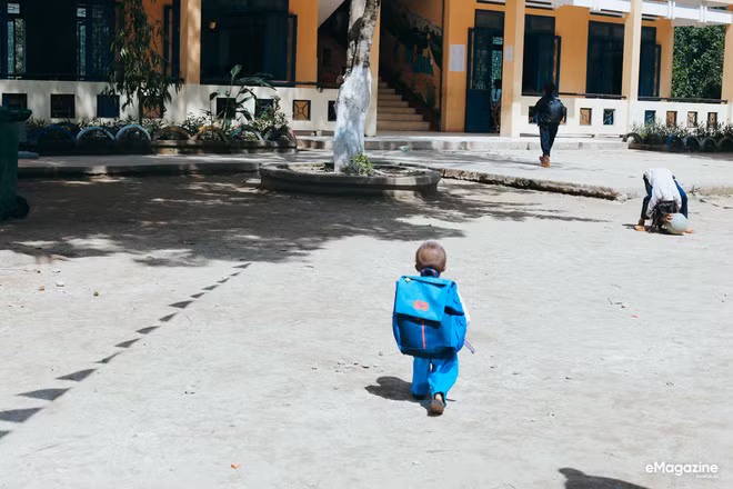 Chuyện cổ tích có thật về người thầy hiệu trưởng - “cha nuôi” của cậu bé tí hon 10 tuổi nặng 3,9 kg ảnh 6