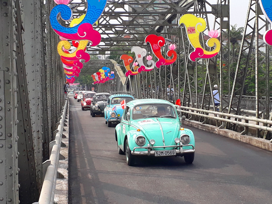 Đoàn xe di chuyển qua các tuyến phố chính ở Huế chào mừng Festival Huế 2018