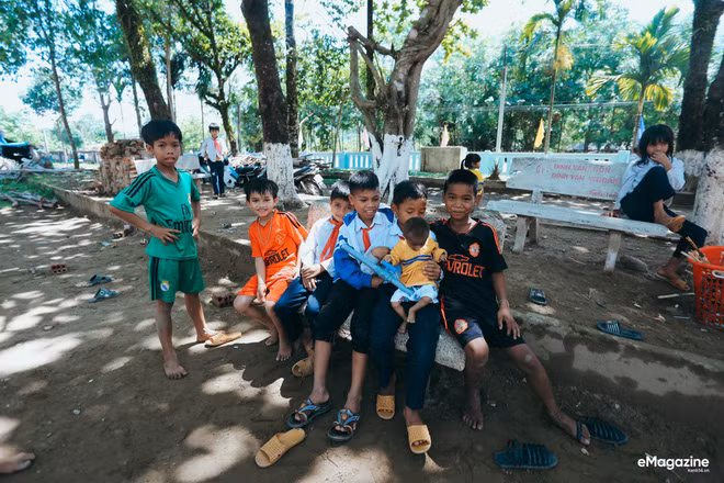 Chuyện cổ tích có thật về người thầy hiệu trưởng - “cha nuôi” của cậu bé tí hon 10 tuổi nặng 3,9 kg ảnh 10