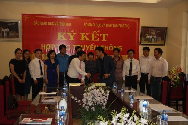 Tổng Biên tập Báo Giáo dục và Thời đại và Giám đốc Sở GD&ĐT Phú Thọ Nguyễn Minh Tường ký kết biên bản ghi nhớ