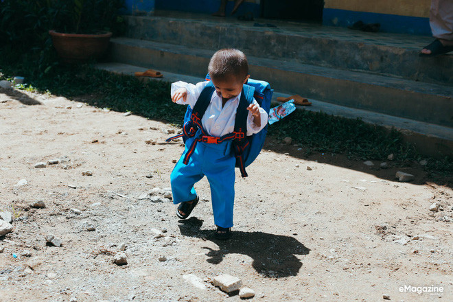 Chuyện cổ tích có thật về người thầy hiệu trưởng - “cha nuôi” của cậu bé tí hon 10 tuổi nặng 3,9 kg ảnh 5 Chuyện cổ tích có thật về người thầy hiệu trưởng - “cha nuôi” của cậu bé tí hon 10 tuổi nặng 3,9 kg ảnh 5