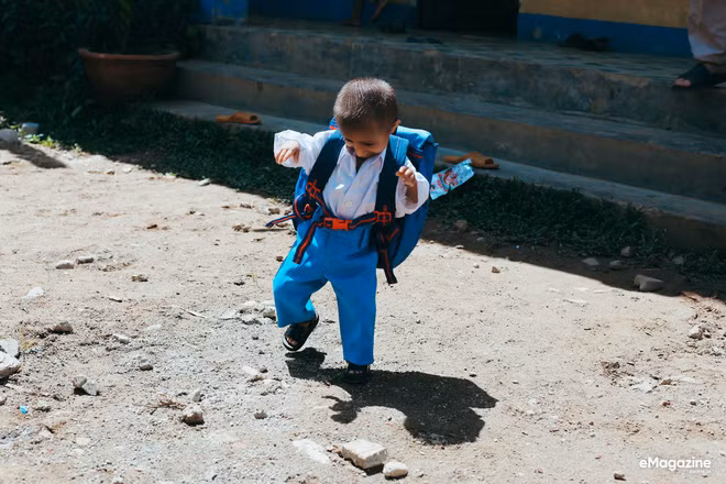 Chuyện cổ tích có thật về người thầy hiệu trưởng - “cha nuôi” của cậu bé tí hon 10 tuổi nặng 3,9 kg ảnh 5