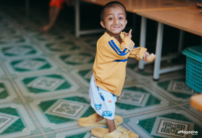 Chuyện cổ tích có thật về người thầy hiệu trưởng - “cha nuôi” của cậu bé tí hon 10 tuổi nặng 3,9 kg ảnh 3 Chuyện cổ tích có thật về người thầy hiệu trưởng - “cha nuôi” của cậu bé tí hon 10 tuổi nặng 3,9 kg ảnh 3