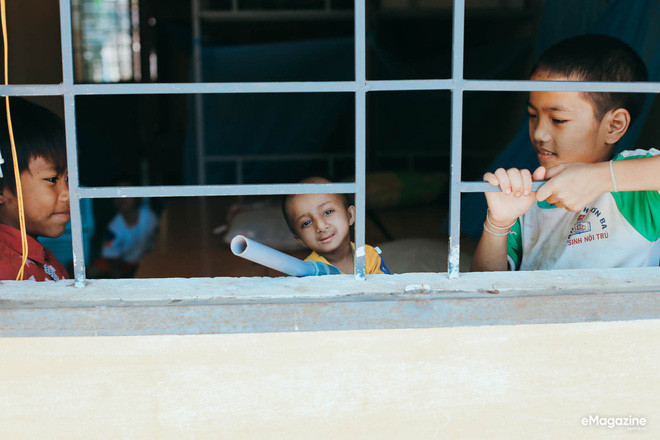 Chuyện cổ tích có thật về người thầy hiệu trưởng - “cha nuôi” của cậu bé tí hon 10 tuổi nặng 3,9 kg ảnh 4 Chuyện cổ tích có thật về người thầy hiệu trưởng - “cha nuôi” của cậu bé tí hon 10 tuổi nặng 3,9 kg ảnh 4