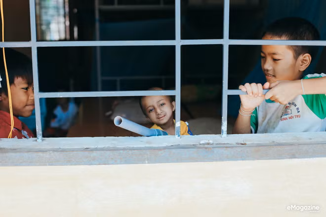 Chuyện cổ tích có thật về người thầy hiệu trưởng - “cha nuôi” của cậu bé tí hon 10 tuổi nặng 3,9 kg ảnh 4