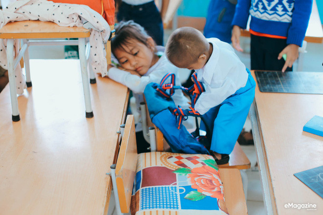 Chuyện cổ tích có thật về người thầy hiệu trưởng - “cha nuôi” của cậu bé tí hon 10 tuổi nặng 3,9 kg ảnh 15 Chuyện cổ tích có thật về người thầy hiệu trưởng - “cha nuôi” của cậu bé tí hon 10 tuổi nặng 3,9 kg ảnh 15