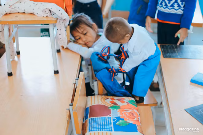 Chuyện cổ tích có thật về người thầy hiệu trưởng - “cha nuôi” của cậu bé tí hon 10 tuổi nặng 3,9 kg ảnh 15