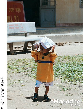 Chuyện cổ tích có thật về người thầy hiệu trưởng - cha nuôi của cậu bé tí hon 10 tuổi chỉ nặng 3,9 kg - Ảnh 2. Chuyện cổ tích có thật về người thầy hiệu trưởng - cha nuôi của cậu bé tí hon 10 tuổi chỉ nặng 3,9 kg - Ảnh 2.