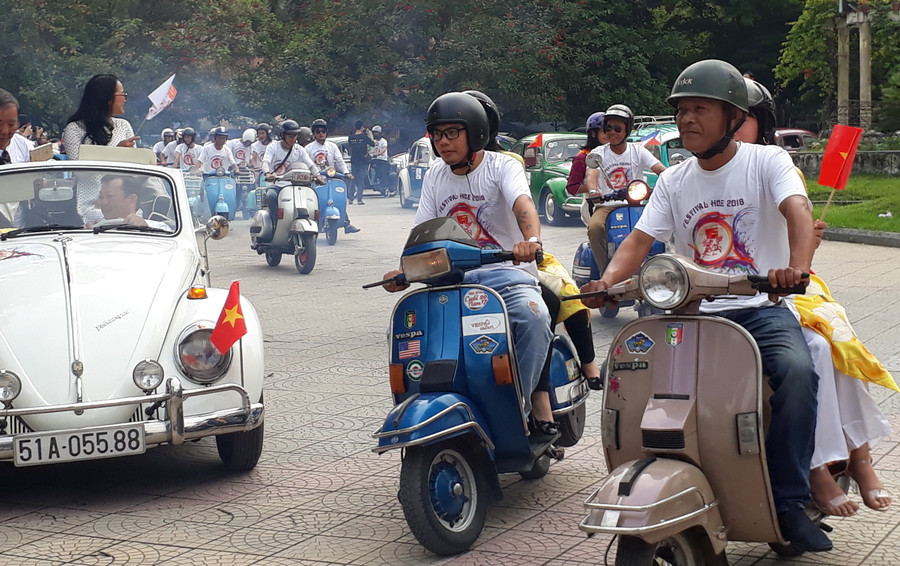 Xuất phát diễu hành xe cổ