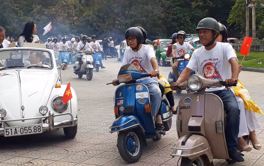 Xuất phát diễu hành xe cổ