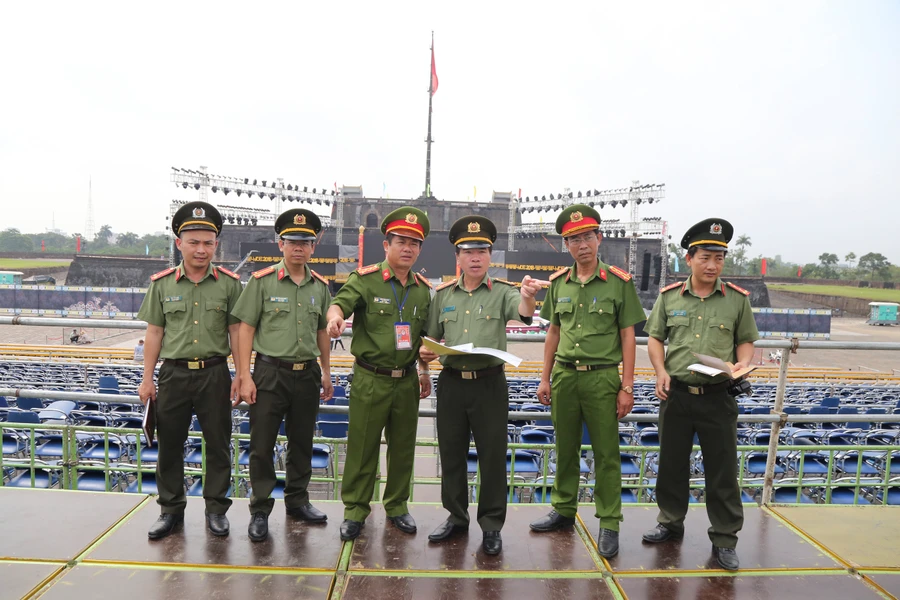 Đại tá Đặng Ngọc Sơn tại sân khấu khai mạc Festival Huế 2018 