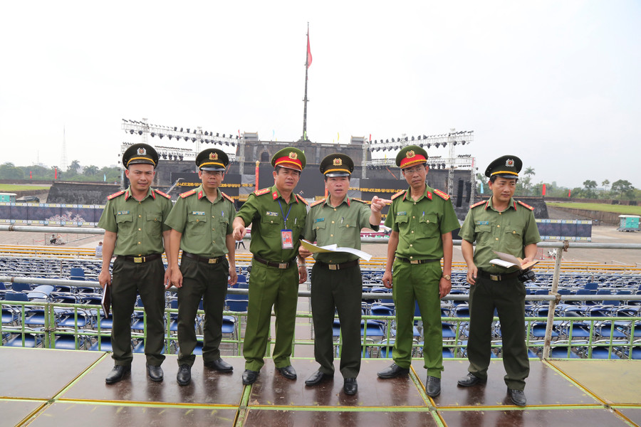 Đại tá Đặng Ngọc Sơn tại sân khấu khai mạc Festival Huế 2018 