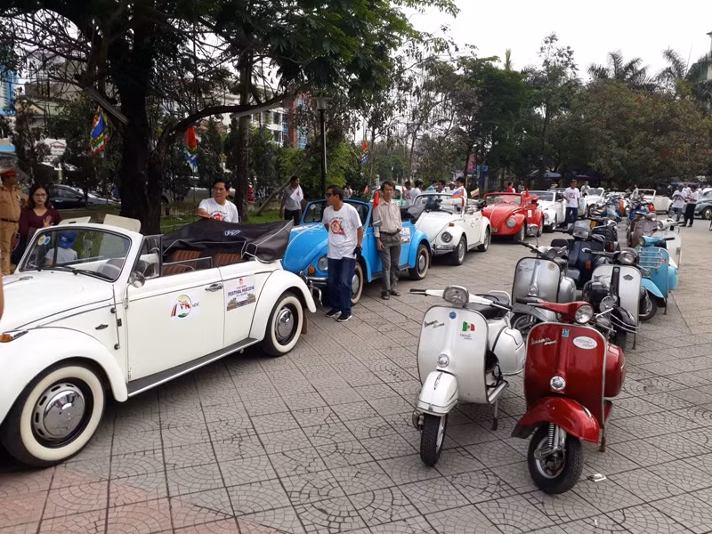 Xe cổ 4 phương tề tựu cố đô Huế