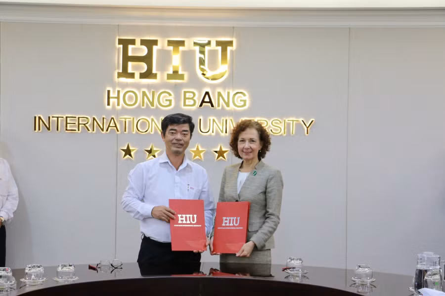 PGS.TS Thái Bá Cần và TS. Anne M. Prisco – Hiệu trưởng ĐH Felician – Mỹ ký kết hợp tác ngày 16/4