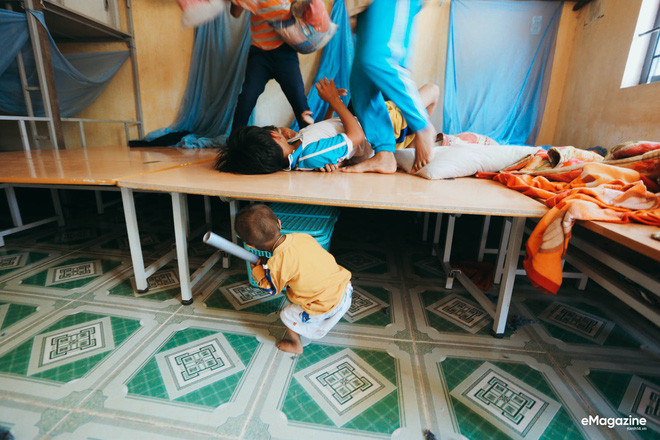 Chuyện cổ tích có thật về người thầy hiệu trưởng - “cha nuôi” của cậu bé tí hon 10 tuổi nặng 3,9 kg ảnh 9 Chuyện cổ tích có thật về người thầy hiệu trưởng - “cha nuôi” của cậu bé tí hon 10 tuổi nặng 3,9 kg ảnh 9