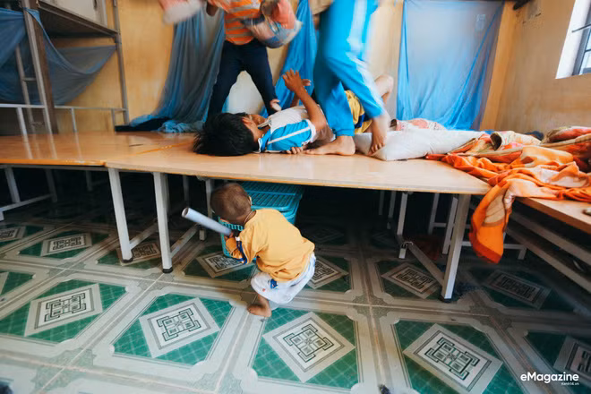 Chuyện cổ tích có thật về người thầy hiệu trưởng - “cha nuôi” của cậu bé tí hon 10 tuổi nặng 3,9 kg ảnh 9