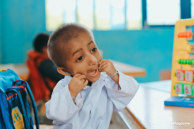 Chuyện cổ tích có thật về người thầy hiệu trưởng - “cha nuôi” của cậu bé tí hon 10 tuổi nặng 3,9 kg ảnh 11 Chuyện cổ tích có thật về người thầy hiệu trưởng - “cha nuôi” của cậu bé tí hon 10 tuổi nặng 3,9 kg ảnh 11