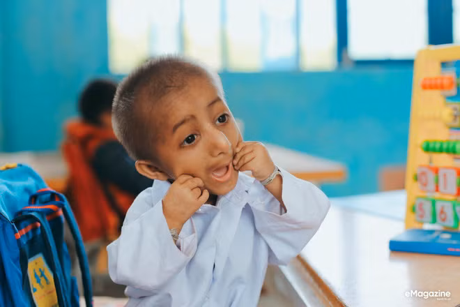 Chuyện cổ tích có thật về người thầy hiệu trưởng - “cha nuôi” của cậu bé tí hon 10 tuổi nặng 3,9 kg 