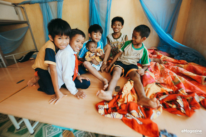 Chuyện cổ tích có thật về người thầy hiệu trưởng - “cha nuôi” của cậu bé tí hon 10 tuổi nặng 3,9 kg ảnh 8 Chuyện cổ tích có thật về người thầy hiệu trưởng - “cha nuôi” của cậu bé tí hon 10 tuổi nặng 3,9 kg ảnh 8