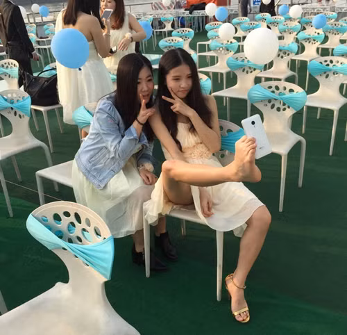 Sao phải dùng đến gậy để tự sướng nhỉ?