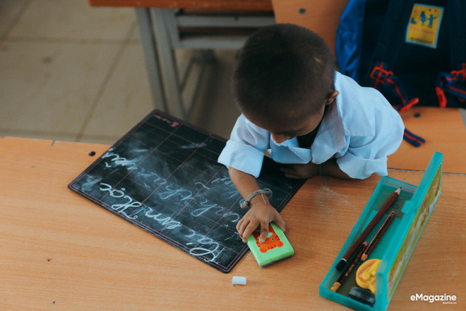 Chuyện cổ tích có thật về người thầy hiệu trưởng - “cha nuôi” của cậu bé tí hon 10 tuổi nặng 3,9 kg ảnh 17 Chuyện cổ tích có thật về người thầy hiệu trưởng - “cha nuôi” của cậu bé tí hon 10 tuổi nặng 3,9 kg ảnh 17